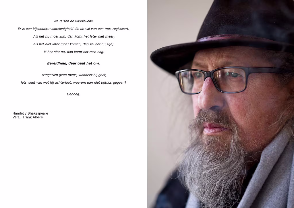 Gedicht We tarten de voorbodesk over geduld en wijsheid naast close-up portret met bril en hoed in reflectieve sfeer, Johan Doesburg